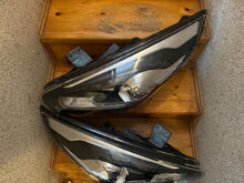 Laden Sie das Bild in den Galerie-Viewer, Frontscheinwerfer Kia Carens Ein Stück (Rechts oder Links) Headlight