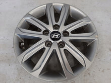 Load image into Gallery viewer, 1x Alufelge 16 Zoll 6.5&quot; 5x114.3 53ET Glanz Silber 52910-3Y450 Hyundai Elantra