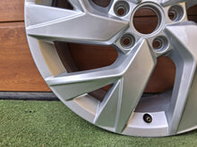 Laden Sie das Bild in den Galerie-Viewer, 1x Alufelge 18 Zoll 7.0" 5x112 43ET Glanz Silber 5NA601025AD VW Tiguan Rim Wheel FEL4005419074bt