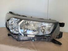 Laden Sie das Bild in den Galerie-Viewer, Frontscheinwerfer Toyota Hilux VIII 1EJ-923364-040 Rechts Scheinwerfer Headlight SCH3946517238hv