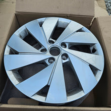 Load image into Gallery viewer, 1x Alufelge 17 Zoll 7.0" 5x112 46ET Glanz 5H0601025B VW Golf Viii Rim Wheel FEL9601089562gp