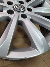 Load image into Gallery viewer, 1x Alufelge 17 Zoll 6.5&quot; 5x112 41ET Glanz Silber 3G0071497C VW Passat B8