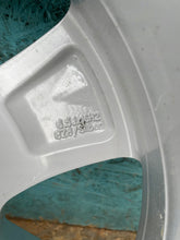 Load image into Gallery viewer, 1x Alufelge 16 Zoll 6.5" 5x112 41ET Glanz Silber 3V0601025 Skoda Superb Iii FEL8377308079kp