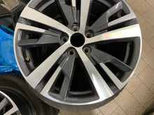 Laden Sie das Bild in den Galerie-Viewer, 1x Alufelge 18 Zoll 7.5" 5x108 49ET Glanz Schwarz 9809687377 Peugeot 5008 I FEL4690639709rz