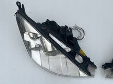Load image into Gallery viewer, Frontscheinwerfer Ford Focus 2M5113W029 2M5113W030 Xenon Ein Satz Headlight SCH6318832106wh