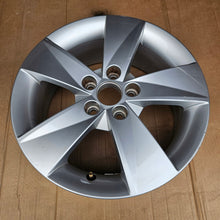 Load image into Gallery viewer, 1x Alufelge 15 Zoll 6.0" 5x112 43ET Glanz Silber 5J0601025 Skoda Roomster FEL2424059546hz