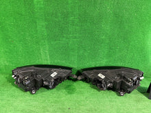 Laden Sie das Bild in den Galerie-Viewer, Frontscheinwerfer Skoda Scala 657941015C 657941016C Ein Satz Headlight SCH2401944326vn