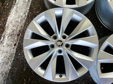 Laden Sie das Bild in den Galerie-Viewer, 4x Alufelge 18 Zoll 8.0" 5x112 44ET Glanz Silber 3V0601025R Skoda Superb I FEL9438108995vs