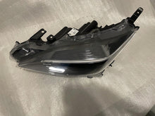 Laden Sie das Bild in den Galerie-Viewer, Frontscheinwerfer Toyota Yaris Cross LED Ein Stück (Rechts oder Links) Headlight SCH9971425294al