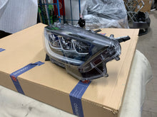 Load image into Gallery viewer, Frontscheinwerfer Toyota Yaris 27583R 27582R LED Rechts Scheinwerfer Headlight SCH8850578121qb