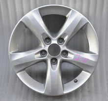 Laden Sie das Bild in den Galerie-Viewer, 1x Alufelge 16 Zoll 6.0&quot; 5x110 40ET Glanz Silber 13338770 Opel Corsa E D