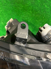 Laden Sie das Bild in den Galerie-Viewer, Frontscheinwerfer Toyota Corolla 8111002L70 Rechts Scheinwerfer Headlight SCH3935084604mf