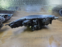 Laden Sie das Bild in den Galerie-Viewer, Frontscheinwerfer Toyota IV Yaris Links Scheinwerfer Headlight SCH2964032926mn