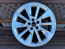 Laden Sie das Bild in den Galerie-Viewer, 1x Alufelge 17 Zoll 6.5" 5x100 40ET Glanz Silber 658601025C Skoda Scala Kamiq FEL5039602509iq