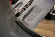 Laden Sie das Bild in den Galerie-Viewer, 1x Alufelge 17 Zoll 7.0&quot; 5x105 42ET Glanz Silber YP00064180 Opel Mokka Rim Wheel