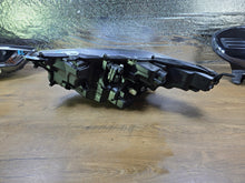 Laden Sie das Bild in den Galerie-Viewer, Frontscheinwerfer Toyota IV Yaris K0-8EU Rechts Scheinwerfer Headlight SCH7086128619jz