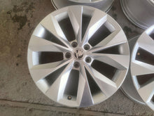 Laden Sie das Bild in den Galerie-Viewer, 4x Alufelge 18 Zoll 8.0" 5x112 44ET Glanz Silber 3V0601025R Skoda Superb I FEL9140175262zy
