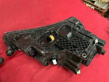 Laden Sie das Bild in den Galerie-Viewer, Frontscheinwerfer Skoda Superb III 3V1941017A Ein Stück (Rechts oder Links)