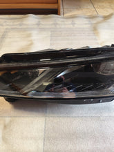 Laden Sie das Bild in den Galerie-Viewer, Frontscheinwerfer Skoda Octavia IV 5E4941015A Links Scheinwerfer Headlight SCH6347439451yy