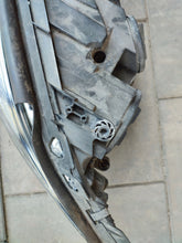 Laden Sie das Bild in den Galerie-Viewer, Frontscheinwerfer Mercedes-Benz W221 A2218205959 Ein Stück (Rechts oder Links) SCH8562337925pm