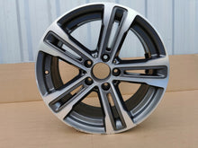 Laden Sie das Bild in den Galerie-Viewer, 1x Alufelge 17 Zoll 7.5&quot; 5x112 40ET Glanz Grau A2134015500 Mercedes-Benz W213 Mg