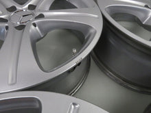 Laden Sie das Bild in den Galerie-Viewer, 4x Alufelge 18 Zoll 8.0" 5x112 43ET Glanz Silber A2134011400 Mercedes-Benz W213 FEL4147815788tv