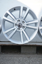 Laden Sie das Bild in den Galerie-Viewer, 4x Alufelge 18 Zoll 8.0" 5x112 45ET Glanz Silber A2074011102 Mercedes-Benz FEL5671104675va