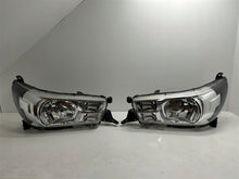 Laden Sie das Bild in den Galerie-Viewer, Frontscheinwerfer Toyota Hilux Model Ein Stück (Rechts oder Links) Headlight