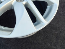 Load image into Gallery viewer, 1x Alufelge 15 Zoll 6.0" 5x100 45ET Glanz Silber 42611-K0030 Toyota Yaris FEL9364457705mj
