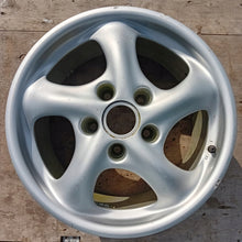 Laden Sie das Bild in den Galerie-Viewer, 1x Alufelge 17 Zoll 9.0" 5x130 55ET Glanz Silber 99636212800 Porsche Rim Wheel FEL5319043610qt