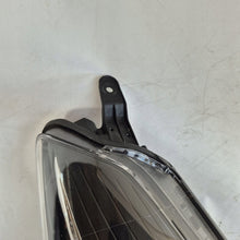 Laden Sie das Bild in den Galerie-Viewer, Frontscheinwerfer Toyota Yaris Rechts Scheinwerfer Headlight SCH5183369636md