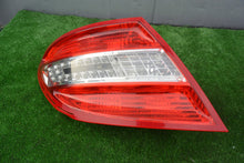 Laden Sie das Bild in den Galerie-Viewer, Rückleuchte Mercedes-Benz 2048202064 2048201964 Ein Stück (Rechts oder Links)