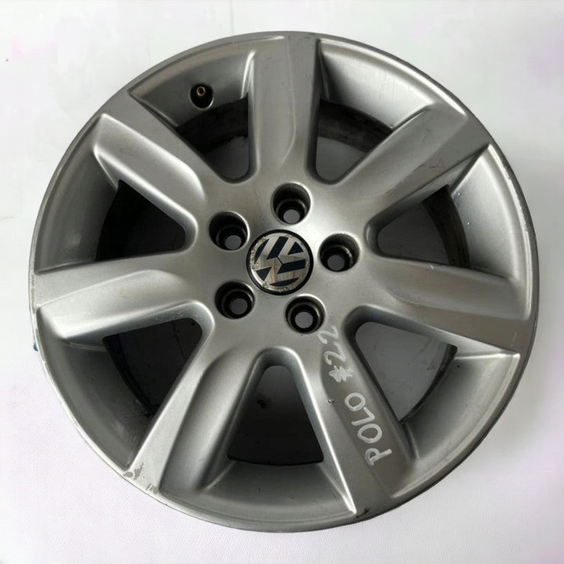 1x Alufelge 15 Zoll 6.0" 5x100 6R0601025L VW Polo Rim Wheel