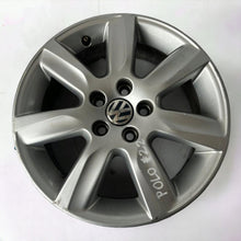 Laden Sie das Bild in den Galerie-Viewer, 1x Alufelge 15 Zoll 6.0&quot; 5x100 6R0601025L VW Polo Rim Wheel