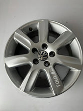 Laden Sie das Bild in den Galerie-Viewer, 1x Alufelge 15 Zoll 6.0&quot; 5x100 6R0601025L VW Polo Rim Wheel