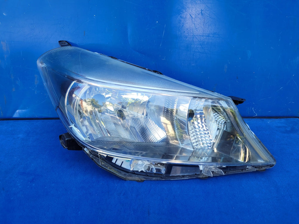 Frontscheinwerfer Toyota Yaris Rechts Scheinwerfer Headlight SCH6758654345dm