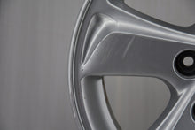 Load image into Gallery viewer, 1x Alufelge 16 Zoll 6.5" 5x114.3 45ET Glanz Silber 52910-2Y100 Hyundai I FEL9448144634lo