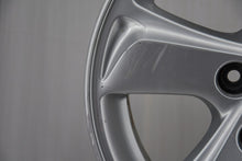 Laden Sie das Bild in den Galerie-Viewer, 1x Alufelge 16 Zoll 6.5" 5x114.3 45ET Glanz Silber 52910-2Y100 Hyundai I FEL9448144634lo