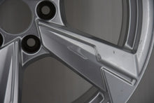 Load image into Gallery viewer, 1x Alufelge 18 Zoll 8.0" 5x112 39ET Glanz Silber 4K0601025D Audi Rim Wheel FEL6824895264um