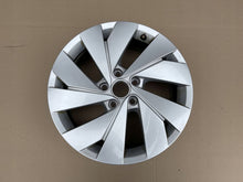 Load image into Gallery viewer, 1x Alufelge 17 Zoll 6.5" 5x112 46ET 5H0601025B VW Golf Viii Rim Wheel FEL7017467018ne