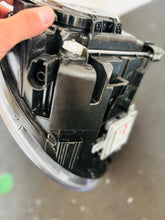 Load image into Gallery viewer, Frontscheinwerfer VW New Beetle 5CZ941031 Xenon Links Scheinwerfer Headlight SCH6109340699mp