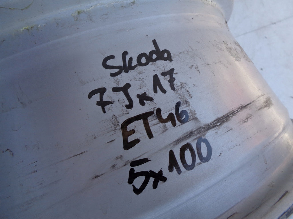 1x Alufelge 17 Zoll 7.0" 5x100 46ET 6V0601025C Skoda Rim Wheel