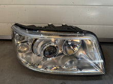 Laden Sie das Bild in den Galerie-Viewer, Frontscheinwerfer VW Multivan Xenon Ein Satz Scheinwerfer Headlight SCH6481143262zv