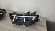 Laden Sie das Bild in den Galerie-Viewer, Frontscheinwerfer Opel Astra L 9855316680 9855316580 LED Rechts oder Links SCH1144105218di