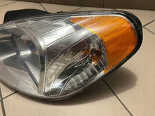 Load image into Gallery viewer, Frontscheinwerfer Hyundai Accent 92101-1E0000 Links Scheinwerfer Headlight