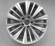 Load image into Gallery viewer, 1x Alufelge 19 Zoll 9.5" 5x120 39ET Glanz Silber 6859878 BMW 7 F01 F02 F03 F07 FEL8446916589xx