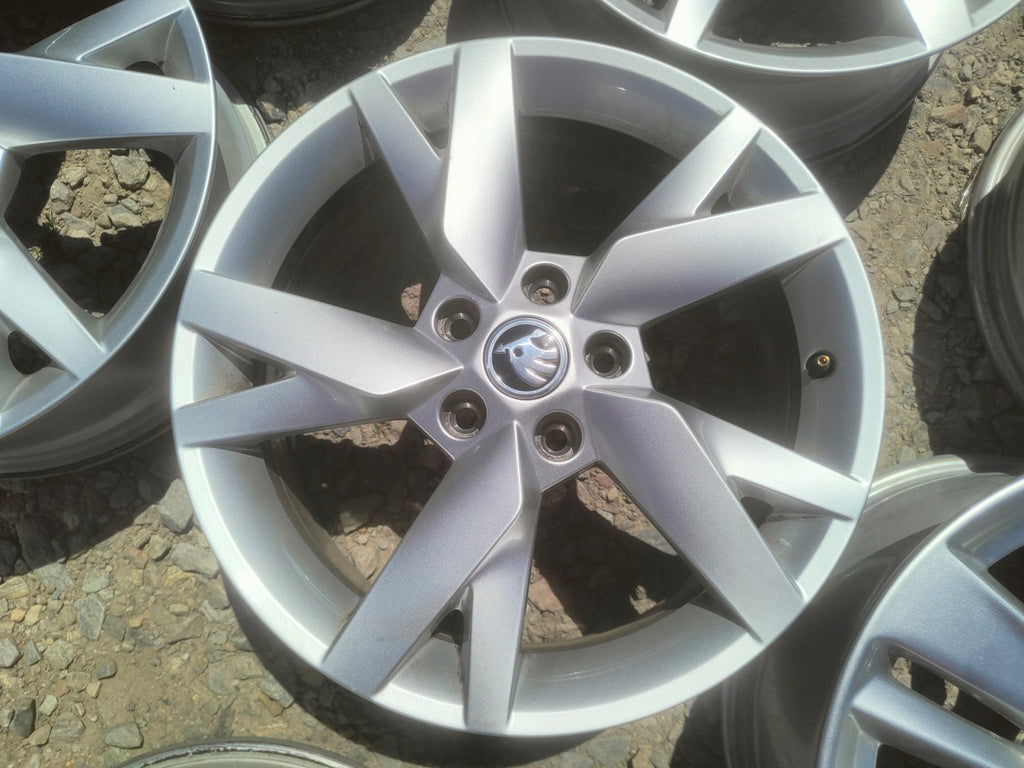 4x Alufelge 17 Zoll 6.5" 5x112 46ET Glanz Silber 5E3601025 Skoda Octavia 5e3 I FEL8069395154cv