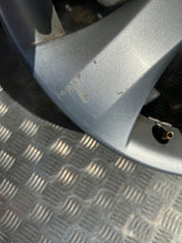 Laden Sie das Bild in den Galerie-Viewer, 1x Alufelge 17 Zoll 7.0&quot; 5x120 41ET Glanz Silber 13351762 Opel Rim Wheel