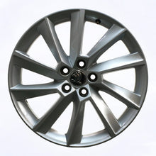 Laden Sie das Bild in den Galerie-Viewer, 1x Alufelge 17 Zoll 6.5&quot; 5x100 40ET Glanz Silber 657601025D Skoda Scala Kamiq