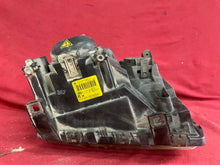 Laden Sie das Bild in den Galerie-Viewer, Frontscheinwerfer Land Rover Range III L322 XBC000385 XBC000386 Xenon Rechts SCH7109130832eq